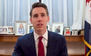 Senador Josh Hawley em entrevista à Fox News. (Foto: Reprodução/Fox News)