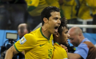 Hernanes no primeiro jogo da Copa do Mundo de 2014. (Foto: Wikimedia Commons/copa2014.gov.br)