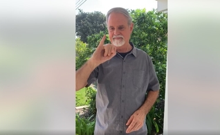O pastor H. Bill Gipple se comunicando por Língua de Sinais. (Foto: Facebook/Holy Hands & Hearts)