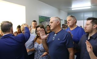O pastor Joel Engel abençoou a posse de Lourenço Moro como prefeito de Faxinal do Soturno. (Foto: Ministério Engel)