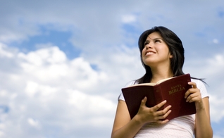 As frequentadoras de igreja vivem em média cinco meses a mais do que aquelas que nunca frequentaram. (Foto: Reprodução)