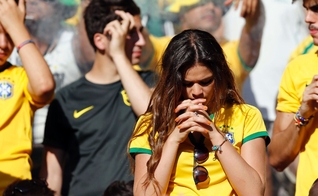 Bruna Marquezine, quando ainda namorada Neymar, orando durante jogo do Brasil. (Foto: Reprodução)