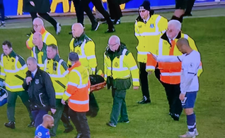 Imagem registra momento em que o meia brasileiro Lucas Moura ora por oponente. (Foto: Reprodução/Twitter)