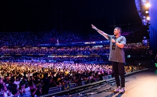 Pastor Teófilo Hayashi durante a edição brasileira do The Send. (Foto: The Send Brasil)
