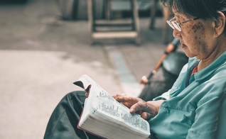 Imagem ilustrativa de chinês durante leitura. (Foto: Pexels/Zhang Kaiyv)