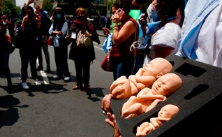 Manifestantes pró-vida em frente ao Supremo Tribunal de Justiça do México. (Foto: EFE/Carlos Ramírez)