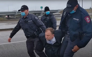 Pastor Artur Pawlowski foi preso por policiais canadenses. (Foto: Rebel News)