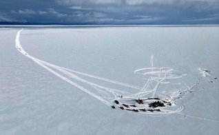 Foto das Tropas Estaduais do Alasca do local do acidente de avião. (Foto: Trooper Travis Lons/Alaska State Troopers via AP)