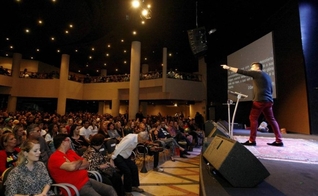 Pastor Felippe Valadão durante pregação na Igreja Lagoinha Niterói. (Luiz Ackermann / Agência O Globo)
