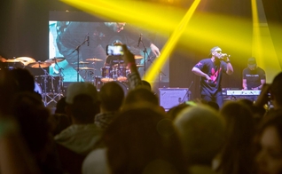 Ton Carfi cantando no palco da Expo Vale Cristã 2015. (Foto: Marcelo Kodato)