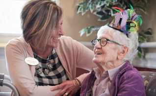 Jeanne Hansen com Merle Phillips, de 111 anos, durante sua festa de aniversário. (Foto: Mark Black|Staff Photographer)