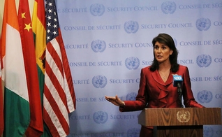 Nikki Haley em discurso na Casa Branca após renunciar o cargo de embaixadora dos EUA na ONU. (Foto: Cable News Network)