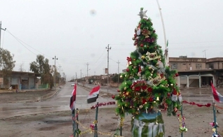 Árvore do lado de fora da Igreja Mart Shmony marca o retorno do Natal para Bartella, no Iraque. (Foto: Mohammed Tawfeeq/CNN)