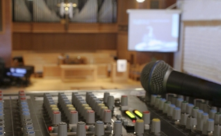 Imagem ilustrativa de aparelho de som em uma igreja. (Foto: Jeff Wilkinson)
