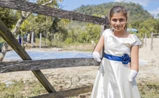 Cleidy é exemplo de superação em sua comunidade, por ser uma jovem escritora premiada, mesmo tendo nascido sem as duas mãos. (Foto: Compassion)