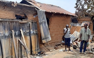 Casas de uma aldeia cristã foi incendiada após ataque por militantes Fulani. (Foto: Barnabas Fund)