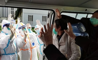 Pacientes recuperados do coronavírus se despedem de equipe médica em hospital da China. (Foto: Xinhua/Gao Xiang)