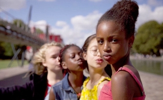 O filme "Lindinhas" exibe garotas de 11 anos em cenas nas quais dançam com movimentos sugestivos e sensuais, sendo apontado como uma exemplo de "pedofilia legalizada". (Imagem: Netflix)