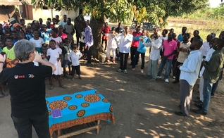 Pastor e missionário Elias Caetano pregando na aldeia de Chizizira, em Moçambique. (Foto: Missão Mãos Estendidas)