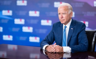 O democrata Joe Biden pretende retomar o financiamento federal para redes de clínicas de aborto nos EUA. (Foto: Biden for President/Adam Schultz)