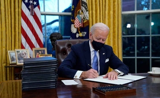 Em seu primeiro dia oficial de gestão, Joe Biden assinou uma nova ordem que protege a agenda transgênero nos EUA. (Foto: AP)