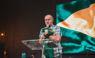 Com a bandeira do Brasil em mãos, pastor do MEVAM faz oração. (Foto: Instagram/Luiz Hermínio)