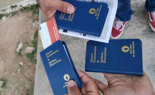 O exemplar é distribuído e fabricado pelos Gideões Internacionais. (Foto: Reprodução)