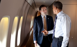 Presidente dos Estados Unidos, Barack Obama, em conversa com o porta-voz da Casa Branca, Josh Earnest. (Foto: Pete Souza/White House)