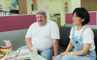 Richard e sua esposa, Jesse, se mudaram para Taiwan após sua primeira viagem. (Foto: Reprodução/CBN News)