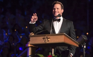 Chris Pratt foi convidado para ler a Bíblia e fez uma breve reflexão no evento anual de natal da Disneylândia. (Foto: The Park Insider)