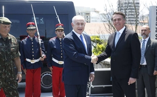 O presidente eleito Jair Bolsonaro recebe a visita do primeiro-ministro de Israel, Benjamin Netanyahu, em Copacabana. (Foto: Fernando Frazão/Agência Brasil)