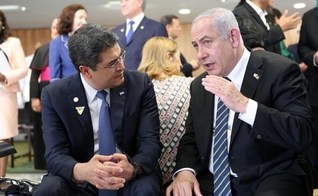 O primeiro-ministro de Israel, Benjamin Netanyahu, em conversa com o presidente de Honduras, Juan Orlando Hernández, em Brasília. (Foto: Reuters)