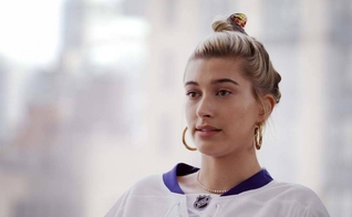 Hailey Bieber fala sobre sua fé e propósito na indústria da moda em “Now With Natalie” no canal da Hillsong. (Foto: Hillsong Channel)