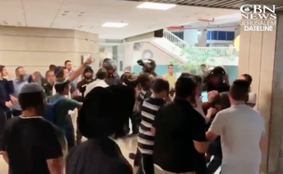 Manifestantes judeus hostilizaram crentes messiânicos na entrada de uma congregação em Jerusalém. (Foto: Reprodução/CBN News)