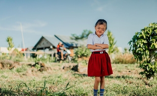 Karunia nasceu com Síndrome de Apert, mas não deixou de se sentir confiante. (Foto: Compassion International)