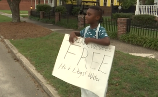 Jermaine Bell, de 6 anos, usou o dinheiro de seu aniversário para comprar alimentos para evacuados do furacão Dorian. (Foto: Reprodução/WJBF)