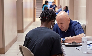 O voluntário Bob Filson aconselha um jovem em clínica médica no Tennessee. (Foto: Baptist and Reflector)