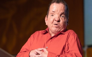 Dorsey nasceu com síndrome de Apert, mas superou a deficiência e se tornou um evangelista. (Foto: Dorsey Ross Ministries)