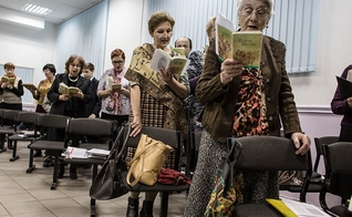 Testemunhas de Jeová cantam hinos durante reunião em Rostov do Don, na Rússia. (Foto: Getty Images)