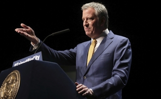 Prefeito de Nova York, Bill de Blasio, ameaçou fechar igrejas permanentemente se não houver suspensão dos cultos. (Foto: AP Photo/Seth Wenig)