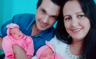 Geisislaine e Isaac celebram o nascimento das filhas após 19 anos de tentativas. (Foto: Arquivo pessoal)