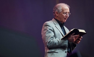 John Piper em ministração na conferência Passion 2012 em Atlanta, nos EUA. (Foto: Andrew Shepherd)