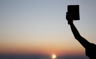 A palavra de Deus é a principal ferramenta para vencer o medo. (Foto: Freepik/Jcomp)