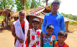Pastor Munsi Thado morava com sua família em uma floresta, após terem sido expulsos de uma aldeia por causa de sua fé cristã. (Foto: International Christian Concern)