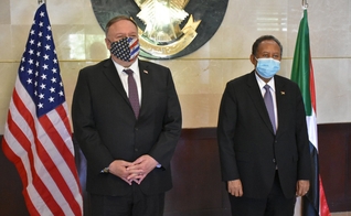 Secretário de Estado dos EUA, Mike Pompeo (direita) esteve em Cartum, no Sudão, junto a uma delegação de Israel, para mediar um acordo de paz entre o estado árabe e o estado judeu. (Foto: Embaixada dos EUA em Cartum / Domínio Público)