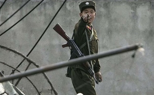 Soldado norte-coreano caminha com fuzil pendurado no ombro. (Foto: Ary News)