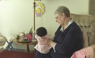 Linda Owens, de 78 anos, é uma mãe adotiva temporária na Califórnia. (Foto: Reprodução/KPIX-TV)
