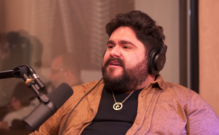 César Menotti durante entrevista com a apresentadora Djessi. (Foto: Reprodução/YouTube/Positivamente Podcast)