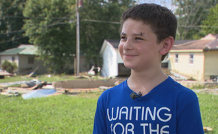 Madden Sanders em frente a base de cimento de sua casa, depois que ela foi arrancada e carregada pela enchente. (Foto: Dan Blommel)
