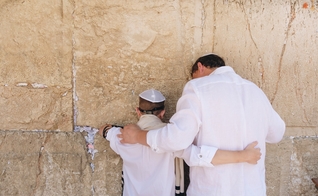 Imagem ilustrativa de pai e filho no Muro das Lamentações. (Foto: Anton Mislawsky/Unsplash)